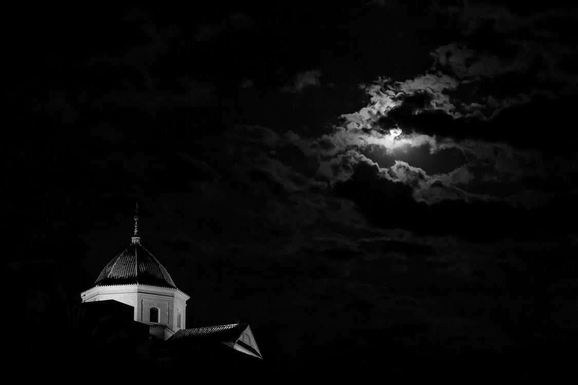 La fotografía está realizada en Vélez Rubio, una noche de Luna LLena y Semana Santa.