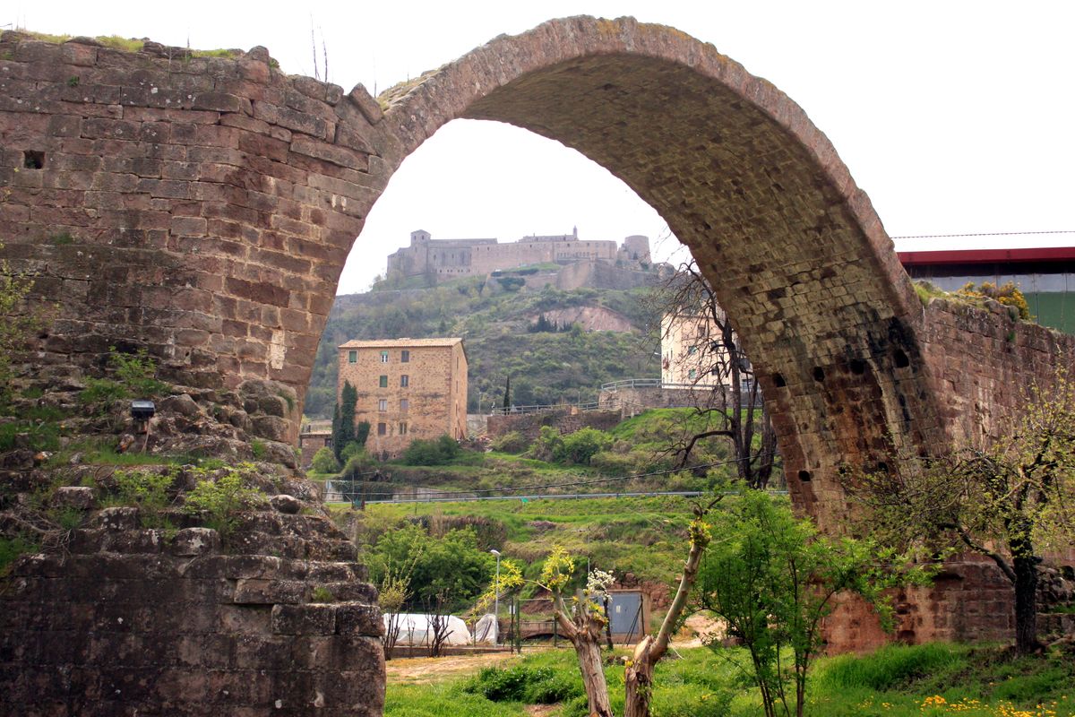 CASTILLO A TRAVES DEL OJO DEL PUENTE