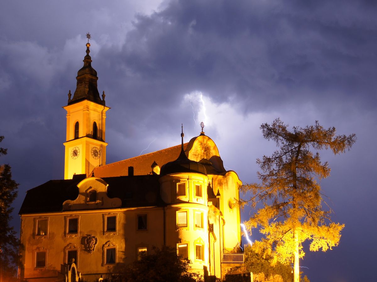 in die Spitze der Kreuzbergkirche von Pleystein.