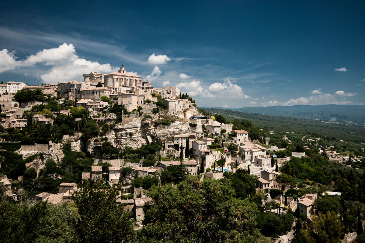 Gordes (provenzalisch: Gòrda) ist eine französische Gemeinde mit 2113 Einwohnern (Stand 1. Januar 2010) im Département Vaucluse in der Region Provence-Alpes-Côte d’Azur. Sie gehört zum Arrondissement Apt und ist Hauptort des gleichnamigen Kantons. Sie ist als eines der Plus beaux villages de France (Schönste Dörfer Frankreichs) klassifiziert