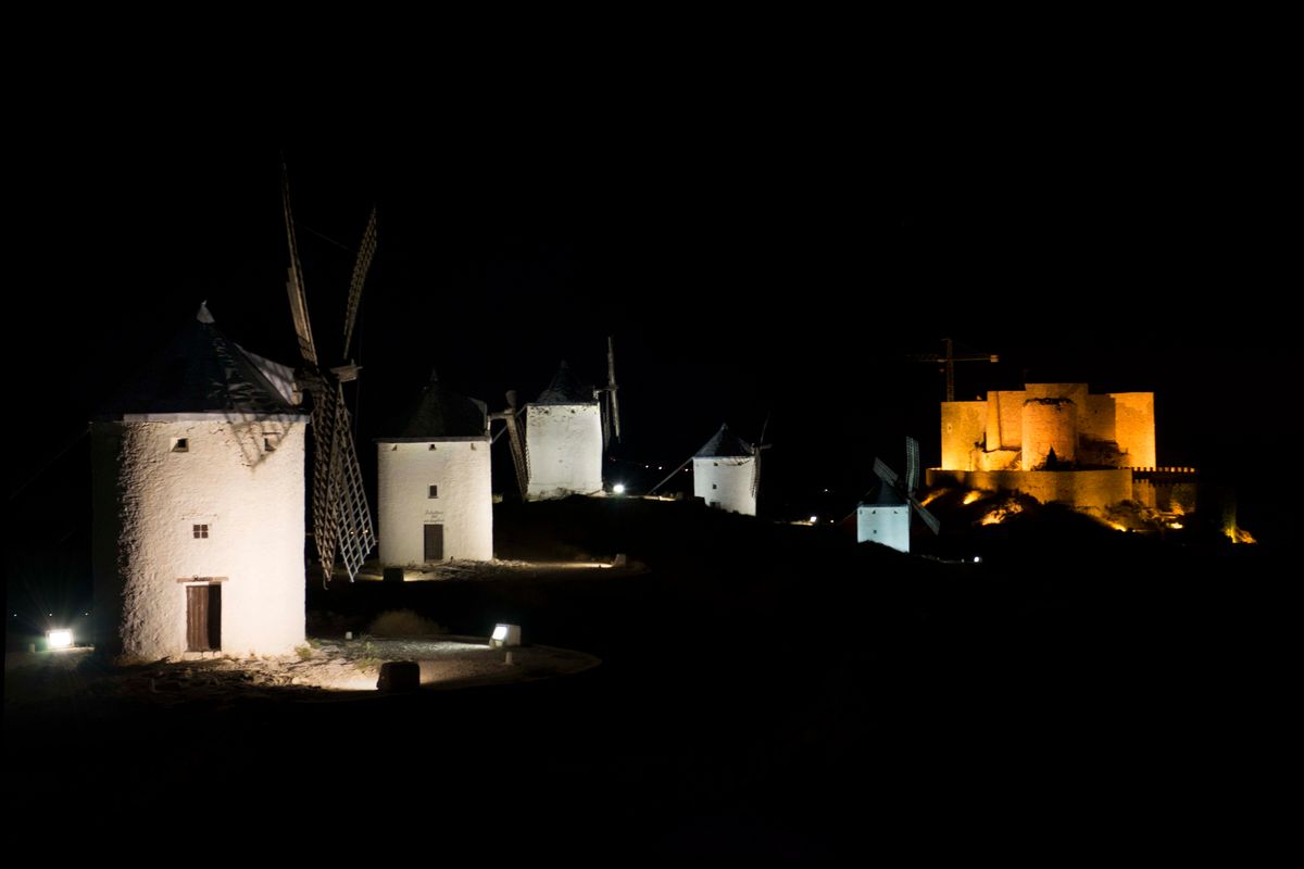 Vista nocturna de los molinos de viento y el castillo de la Muela en la localidad de Consuegra (Castilla-La Mancha)